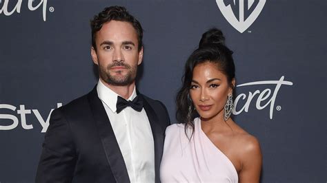 Nicole Scherzinger is engaged to Thom Evans after。